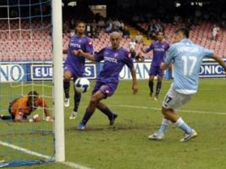 Marek Hamšík z Neapolu strieľa gól do siete AC Fiorentina.
