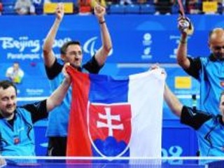 Dvojica Ján Riapoš (vľavo) a Rastislav Revúcky (vpravo dole) vo finále súťaže družstiev v stolnom tenise kategórie TT 1-2 zdolala Francúzsko 3:0 a z pekinského paralympijského turnaja si vezie zlaté medaily.