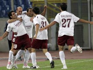 Strelec dvoch gólov Juan Culio (prvý zľava) sa teší po víťazstve nad AS Rím 2:1.