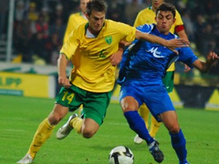 Domáci Peter Štyvar v súboji s hráčom Levski Georgi Sarmovom v zápase 1. kola Pohára UEFA MŠK Žilina - Levski Sofia.