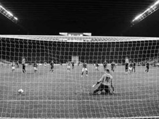 Prekonaný brankár Petržalky Ľuboš Kamenár po góle Meyonga z pokutového kopu.