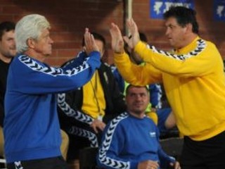 Nemecký tréner Dunajskej Stredy Werner Lorant (vľavo) priviedol svoj tím v dueli so Zlatými Moravcami k trom bodom.