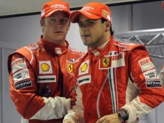 Felipe Massa (vpravo) a Kimmi Räikkönen počas dnešnej kvalifikácie.