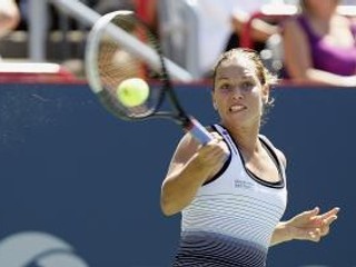 Dominika Cibulková neuspela v Stuttgarte v prvom kole, potom čo prehrala s Francúzskou Bartoliovou.