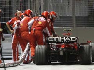 Felippe Massa ťahal v Singapure hadicu na benzín po celej boxovej uličke.