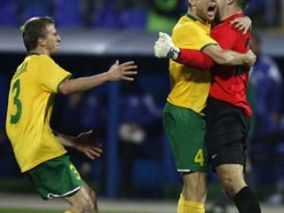 Radosť futbalistov Žiliny v Sofii po víťazstve nad Levski, zľava Mário Pečalka, Benjamín Vomáčka a brankár Dušan Perniš.