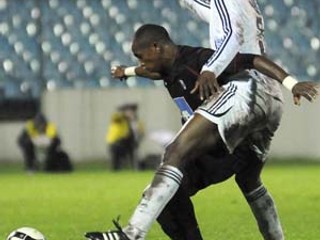 Guédé (vpravo) sa prediera cez Paula Cesara.