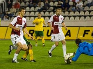 Momentka z vlaňajška: Kuciak zachraňuje pred slavistami Necidom (vľavo) a Vlčekom.