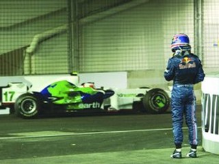 Koniec. Mark Webber v Singapure do cieľa neprišiel.