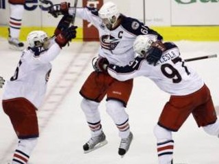 Rick Nash z Columbusu Blue Jackets sa teší so spoluhráčmi z víťazného gólu do siete Dallasu Stars.