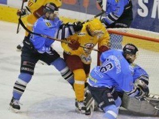 Trenčan Martin Paroulek bránený pred brankárom Slovana Sasu Hovim (v pozadí) a spoluhráčom Henrikom Petrém.