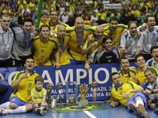 Brazílčania porazili vo finále futsalových majstrovstiev sveta Španielov až po penaltách.