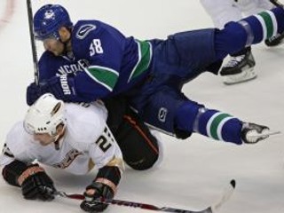 Pavol Demitra bude chýbať kvôli zraneniu Vancouveru 3 až 4 týždne.