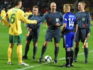 Český kapitán David Jarolím doviedol Hamburg k prvému víťazstvu v skupinovej fáze Pohára UEFA.