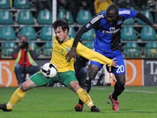 Miroslav Karoglan (vľavo) v súboji s Guyom Demelom v zápase Pohára UEFA Žilina – Hamburger SV 1:2.