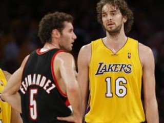 V súboji španielskych hviezd Pau Gasol - Rudy Fernandez vyšiel víťazne skúsenejší hráč Los Angeles Lakers.