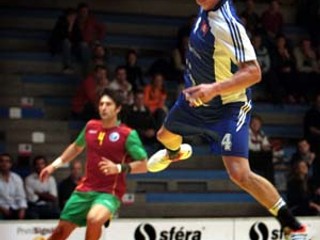 Peter Kukučka vo výskoku v zápase proti Portugalsku.