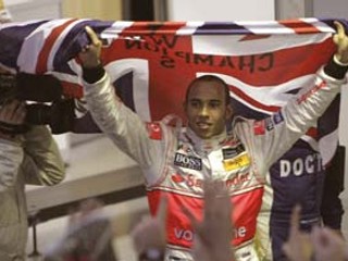 Lewis Hamilton sa teší zo svojho prvého titulu majstra sveta. Nazbieral 98 bodov, o jeden viac ako Felipe Massa.