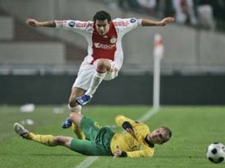 Žilinčana Mária Pečalku preskakuje Gregory van der Wiel z Ajaxu. Ajax – Žilina 1:0.