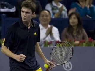 Francúz Gilles Simon nečakane zvíťazil nad najvyššie nasadeným obhajcom titulu, Švajčiarom Rogerom Federerom.