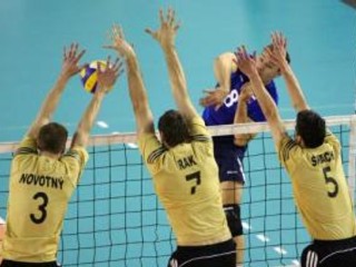 Martin Sopko sa snaží zasmečovať cez súperov trojblok v zápase Slovenska s Českom.