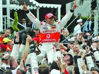 Lewis Hamilton na pleciach svojich mechanikov sa teší z víťazstva na Veľkej cene Monaka.