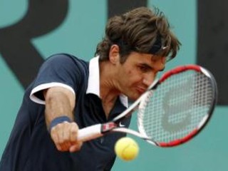 Roger Federer počas zápasu s Američanom Samom Querreym.