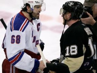 Jaromír Jágr (vľavo) podáva ruku Slovákovi Mariánovi Hossovi po skončení série play off NHL medzi NY Rangers a Pittsburghom.