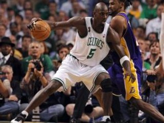 Kevin Garnett so spoluhráčmi doviedol Boston k víťazstvu v prvom finálovom zápase proti LA Lakers.