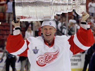 Dominik Hašek so Stanleyho pohárom, ktorý vyhral tento rok s Detroitom.