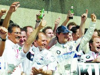 Robert Kubica mal pred rokom v Kanade ťažkú haváriu (snímka dole), skončil v nemocnici. V nedeľu na tej istej trati v Montreale oslavoval prvé víťazstvo v F1 (Poliak má šiltovku).