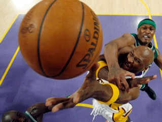 Lamar Odon z LA Lakers je faulovaný bostonským Jaamesom Poseyom.