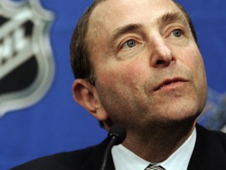 Komisár NHL Gary Bettman.