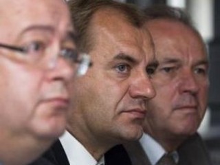 Na snímke zľava prezident FC Artmedia Petržalka Vladimír Bajan, tréner FC Artmedia Petržalka Vladimír Weiss a viceprezident FC Artmedia Petržalka Rudolf Janček.