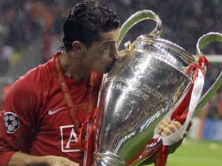 Cristiano Ronaldo s trofejou pre víťaza Ligy Majstrov.