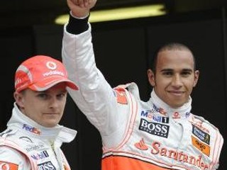 Heikki Kovalainen (vľavo) a víťaz kvalifikácie na VC Nemecka Lewis Hamilton.
