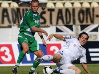 Juraj Piroska (vpravo) z Artmedie a Jaroslav Prekop z Prešova v jednom zo súbojov otváracieho duelu nového ročníka Corgoň ligy.
