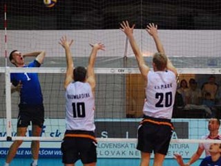 Slovenský volejbalový reprezentant Milan Bencz (č. 1) pri smeči .