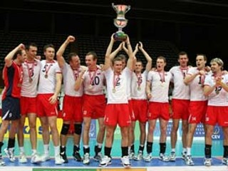 Slovenskí reprezentanti tešiaci sa so zlatých medailí. V strede kapitán Michal Masný s víťaznou trofejou.