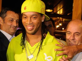 Ronaldinho z FC Barcelona bude asi najväčšou posilou AC.