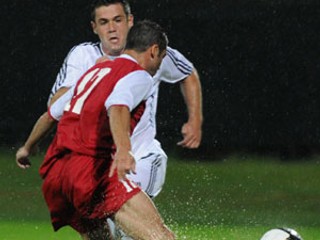 Branislav Fodrek z Artmedie a Kenneth Scicluna z FC Valletta.
