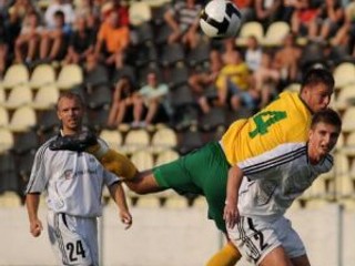 Súboj Petržalčana Pavla Farkaša s Petrom Štyvárom (v žltom) zo Žiliny.