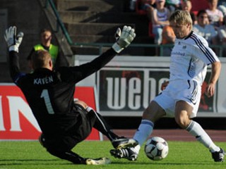 Branislav Obžera z Artmedie a Mikko Kaven z Tampere United v zápase 2. predkola Ligy majstrov medzi Tampere United - Artmedia Petržalka.
