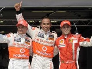 Zľava jazdci McLarenu Heikki Kovalainen a Lewis Hamilton, vpravo potom Felipe Massa z Ferrari po kvalifikácii na Veľkú cenu Maďarska.