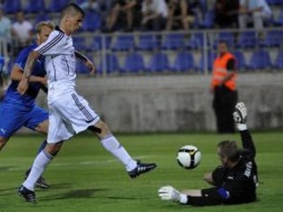 Domáci útočník Juraj Halenár zvyšuje na 3:0.