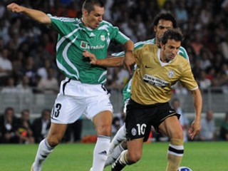 Alessandro Del Piero z Juventusu a Stanislav Velický z Artmedie Petržalka v súboji o loptu v zápase 3. predkola Ligy Majstrov medzi Juventusom - Artmediou Petržalka.