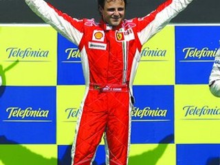 Felipe Massa z tímu Ferrari vyhral po Bahrajne, Turecku a Francúzsku už štvrté preteky formuly 1 v tejto sezóne, na lídra MS Hamiltona stráca 6 bodov. Pre kolíziu s Nemcom Sutilom musel Brazílčan vo Valencii zaplatiť pokutu 10–tisíc eur.