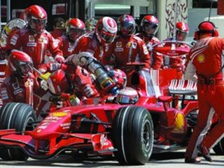 Tankovacia hadica je ešte zastrčená v monoposte a Räikkönen sa už pohýna. Hadicou tak zrazil mechanika.