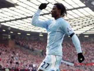 Nová posila Manchesteru City Benjani Mwaruwari oslavuje svoj gól do siete Manchesteru United.