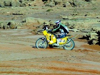 Jaroslav Katriňák letí saharskou púšťou počas vlaňajšieho ročníka Rely Dakar.